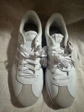 Woman’s adidas court 3.9 BNWT size 11